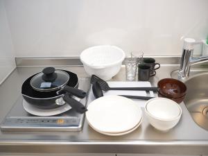 北谷町Mango Resort Okinawa Chatan的厨房柜台配有炉灶和碗