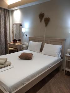 迈萨纳Maltezos Rooms的卧室配有白色大床和白色枕头
