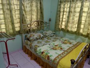 Homestay Roomstay Muar Srizahrani客房内的一张或多张床位