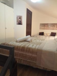 皮耶特拉卡梅拉La Casetta in Montagna的一间卧室,配有两张床