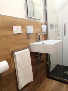 皮耶特拉卡梅拉La Casetta in Montagna的浴室设有白色水槽和镜子