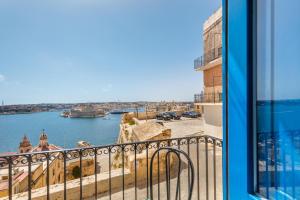 瓦莱塔Valletta Harbour View Apartment的阳台享有水景