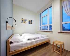 赫梅利尼茨基DREAM Hostel Khmelnytskyi的配有2扇窗户的客房内的1张床
