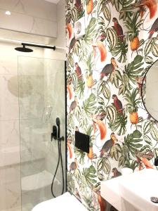 塞萨洛尼基Petrus Studio with balcony的浴室设有淋浴,配有鸟壁画