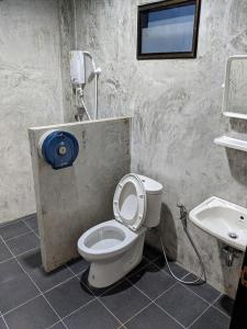 Ban Fai Munวังผา ชาเล่ต์ รีสอร์ท的一间带卫生间和水槽的浴室