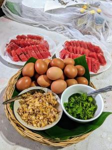 Ban Fai Munวังผา ชาเล่ต์ รีสอร์ท的餐桌,盘子上放着食物,鸡蛋和蔬菜