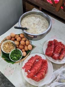 Ban Fai Munวังผา ชาเล่ต์ รีสอร์ท的餐桌,盘子上放着食物,鸡蛋和肉