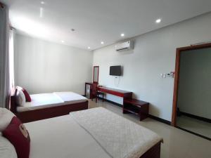 绥和市塔恩拉姆酒店的酒店客房设有两张床和一台平面电视。