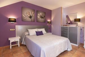 埃斯卡洛纳钦克公寓的卧室设有紫色墙壁和白色的床