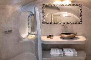 伊亚Kaleidoscope Oia Suites的一间带水槽和镜子的浴室