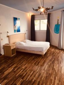 Marine du Miomo阿里亚纳酒店的一间卧室设有一张大床和一个窗户。
