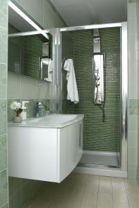 维耶特里Casa Nanà Amalfi Coast的浴室配有白色水槽和淋浴。