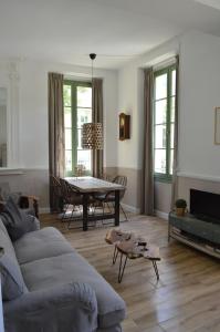 蒙布兰莱班Appartement Bellevue du Ventoux的客厅配有沙发和桌子