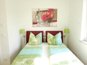 大雷申Ferienwohnung Seenland的一间卧室设有两张床,墙上挂着一幅画
