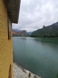 Sant Llorenç de MontgaiLo Raconet的享有山脉背景的河流美景