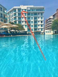 梅尔皮姆GrandBlue Condominium Mae Phim TOP FLOOR WITH SEA VIEW 706的水中带红绳的游泳池