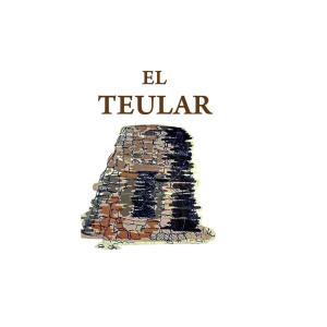 巴涅雷斯德马里奥拉EL TEULAR DE CARMEN的戴着三角形字眼的帽子
