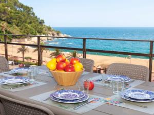 罗列特海岸Apartment Fenals Beach by Interhome的一张桌子,放着一碗水果,享有海滩美景