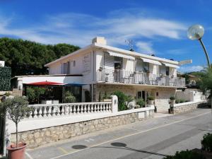 昂蒂布Hotel Miramar- Cap d'Antibes - La Garoupe plage的街道上带阳台的白色建筑