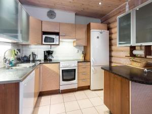 列维Holiday Home Aspilevi by Interhome的厨房配有白色家电和木制橱柜