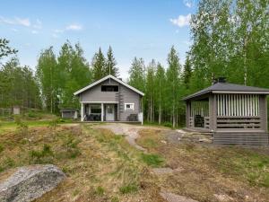 HankamäkiHoliday Home Kierinniemi by Interhome的树林中的小屋和房子