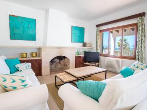 卡拉布拉瓦Villa Son Granada by Interhome的客厅配有2张白色沙发和壁炉
