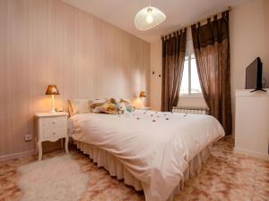 卡拉费尔Holiday Home Oasis by Interhome的卧室配有一张白色大床和电视。