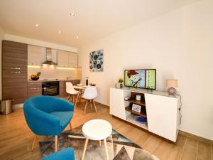 里耶卡Holiday Home Matea by Interhome的客厅配有蓝色椅子和桌子
