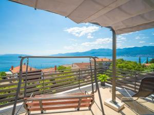 里耶卡Holiday Home Matea by Interhome的阳台设有长凳,享有水景