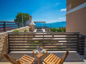 里耶卡Holiday Home Matea by Interhome的阳台配有2把椅子和1张桌子,享有海景。