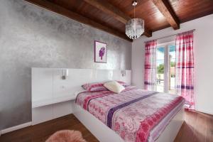 苏科尚Villa Jurenda的一间卧室设有一张床和一个窗口