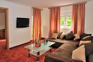 卢布尔雅那梅德诺酒店的客厅配有沙发和桌子