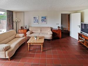 布劳沃斯港Holiday Home Den Osse by Interhome的客厅配有两张沙发和一张咖啡桌