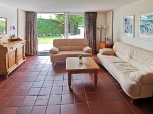 布劳沃斯港Holiday Home Den Osse by Interhome的客厅配有沙发和桌子