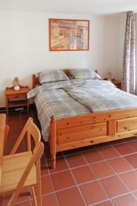 布劳沃斯港Holiday Home Den Osse by Interhome的一间卧室配有一张大床和一把椅子