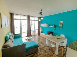圣卡洛斯拉腊皮塔Apartment Maricin by Interhome的客厅配有沙发和桌子