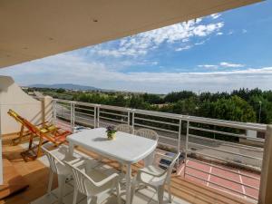 圣乔治Apartment Panoramica by Interhome的屋顶阳台配有白色的桌椅
