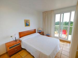 圣乔治Apartment Panoramica by Interhome的一间卧室设有一张床和一个大窗户