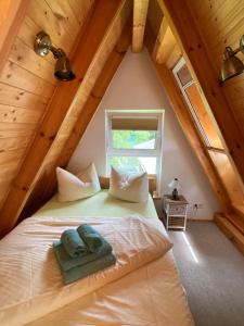 AhrensbergMatilda I-die außergewöhnliche Finnhütte的阁楼卧室配有床