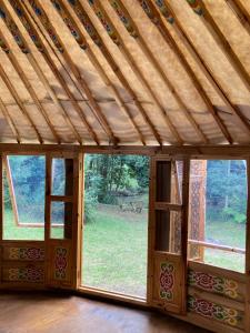 春溪Purling Brook Falls Gwongorella的一间空房间,设有木制天花板和窗户