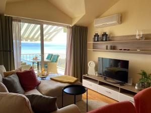 布雷拉Werz Sea View Apartment的带沙发和电视的客厅以及阳台。