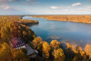 尼济察Ośrodek Gawra的树木和房屋的河流的空中景观