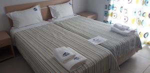 克拉默特TETYK Keramoti Hotel Apartments的酒店客房,配有带毛巾的床