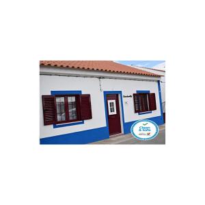 雷根古什-迪蒙萨拉什Casa do Avô Tó的红色点缀的白色小房子的 ⁇ 染