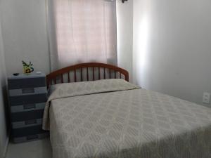 累西腓Cantinho Da Del的一间卧室配有一张床、一个梳妆台和一扇窗户。