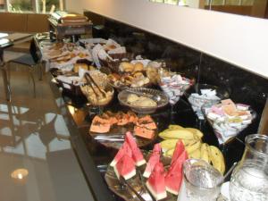 瓦拉达里斯州长市马斯特酒店的包含多种不同食物的自助餐
