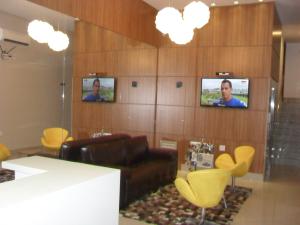 瓦拉达里斯州长市马斯特酒店的带沙发和2台电视的客厅