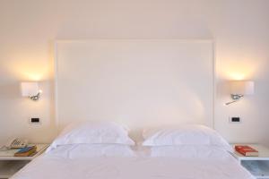 索伦托布里斯托尔酒店的一间卧室配有2张白色的床和2盏灯。
