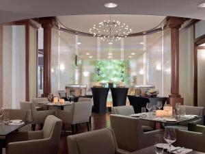 多伦多切尔西多伦多酒店的一间带桌椅和吊灯的餐厅