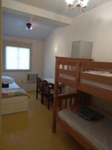Hostel Pousada Rheingantz Rio Grande客房内的一张或多张双层床